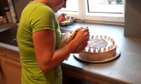 Friedl Daniela versucht sich als Zuckerbäckerin