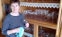 Maria Haas bringt den Gläserkasten zum Strahlen