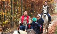 Maria Haderer: Pferdekutschenfahrt in Ober Neustift