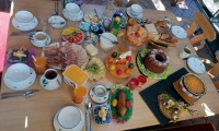 Maurer Ingrid hat für ihre Familie zum Osterbrunch gebeten