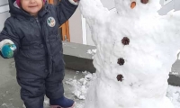 Marie Vogl freut sich über ihren Schneemann