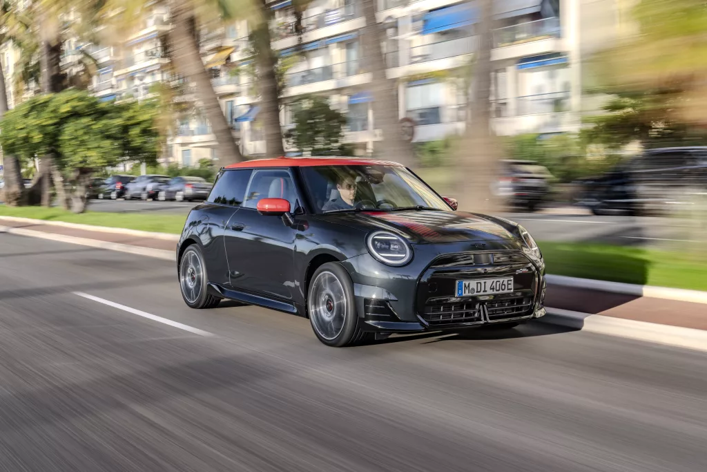 Elektrische Mini Cooper SE met John Cooper Works Trim