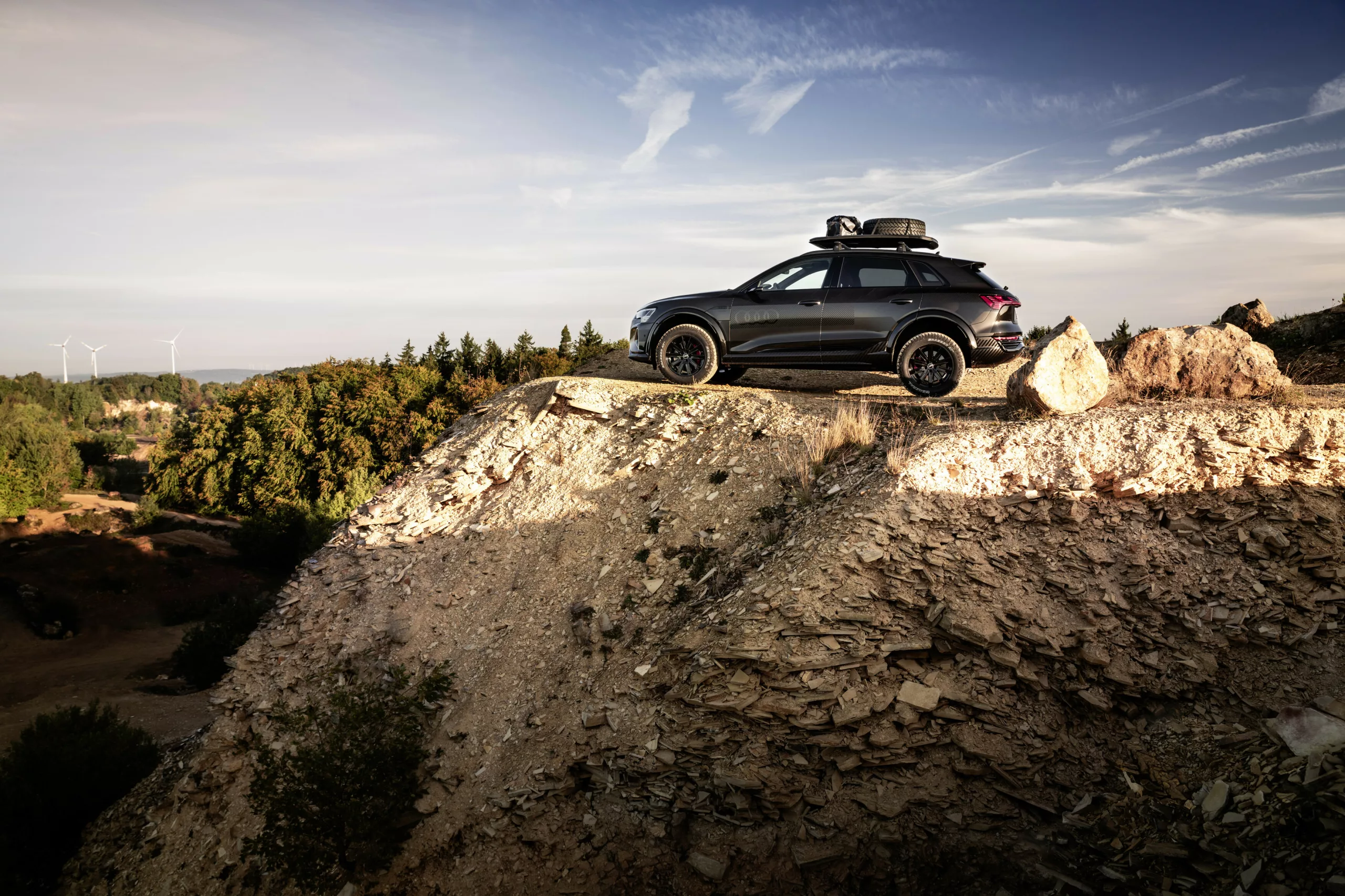 Audi Q8 e-tron edition Dakar in Mythos black metallic, specific edition Dakar wrapping