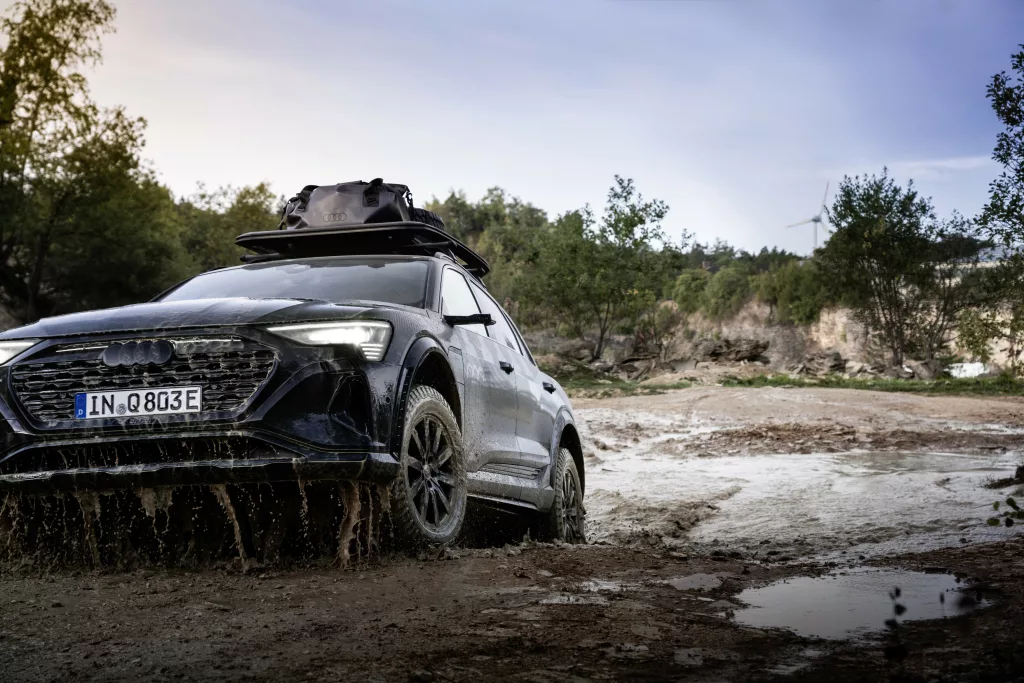 Audi Q8 e-tron edition Dakar in Mythos black metallic, specific edition Dakar wrapping