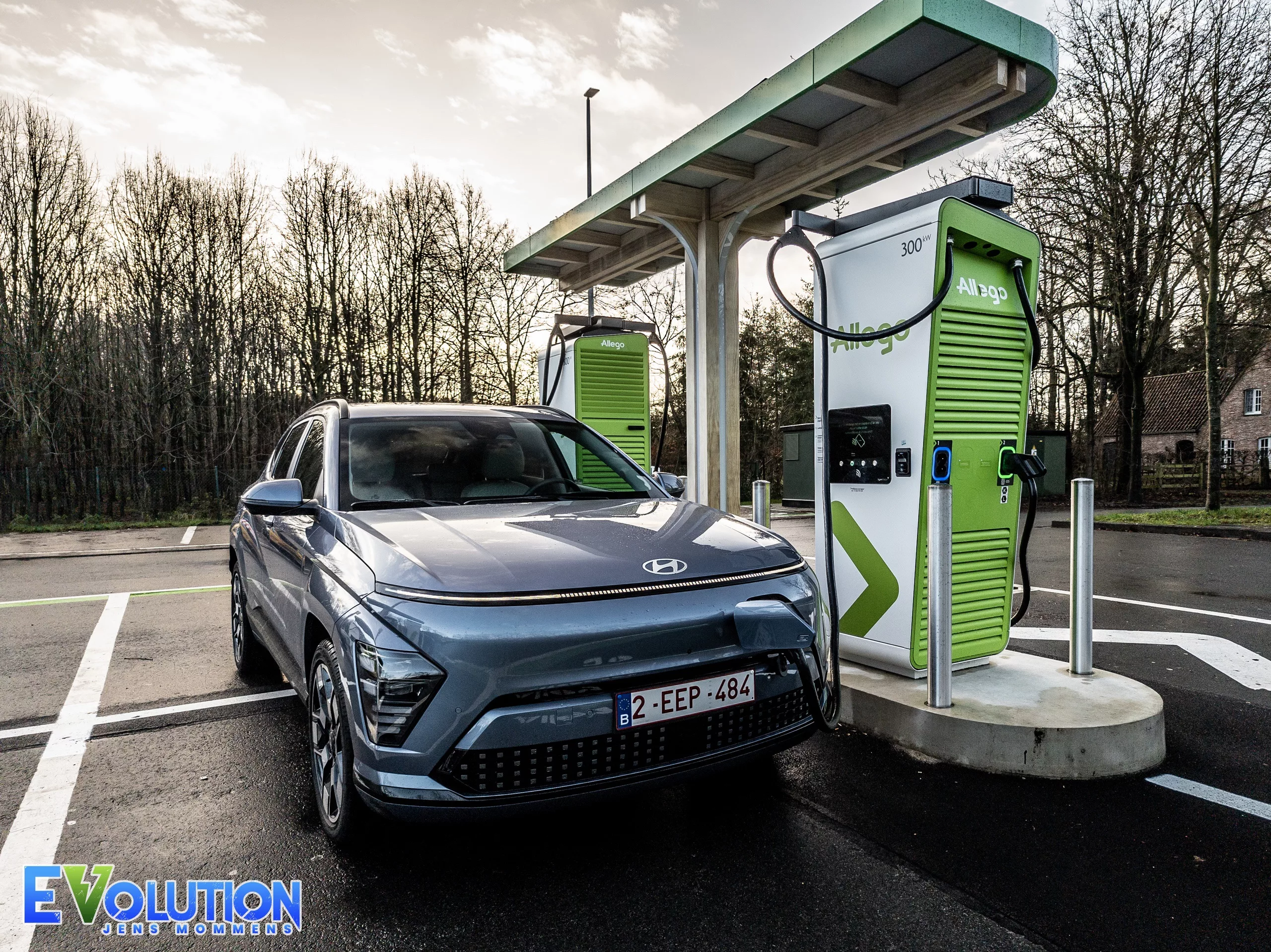 Een Hyundai Kona Electric die aan het snelladen is bij een laadpaal van Allego.