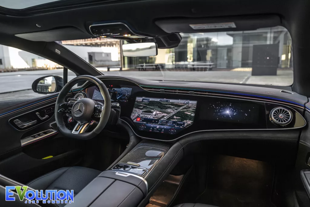 Interieur van de Mercedes-AMG EQE 53 4MATIC+ met Hyperscreen.