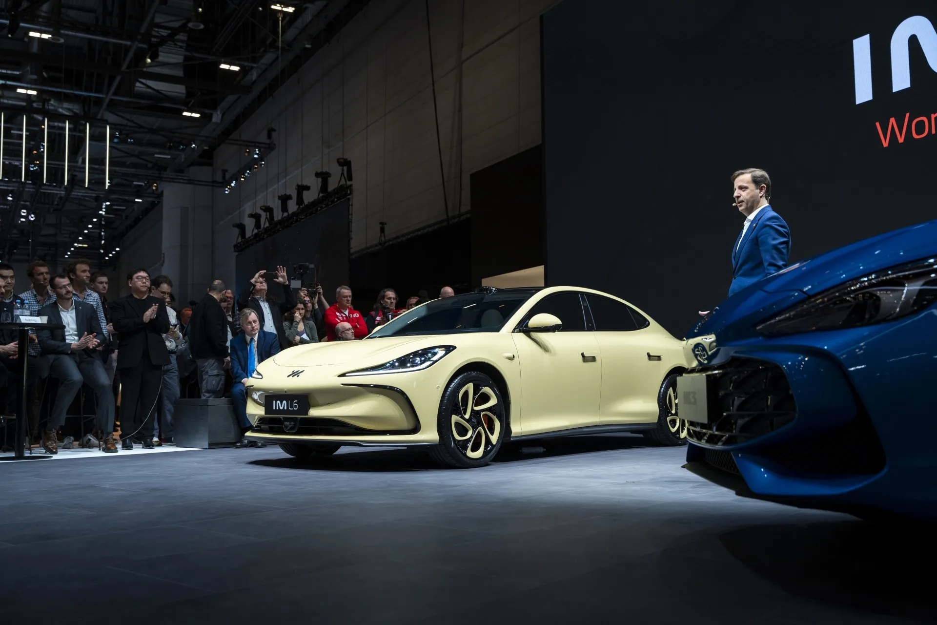 SAIC's IM brengt revolutionaire EV naar België met solid-statebatterij voor 800km bereik, onthuld op Genève Autoshow.