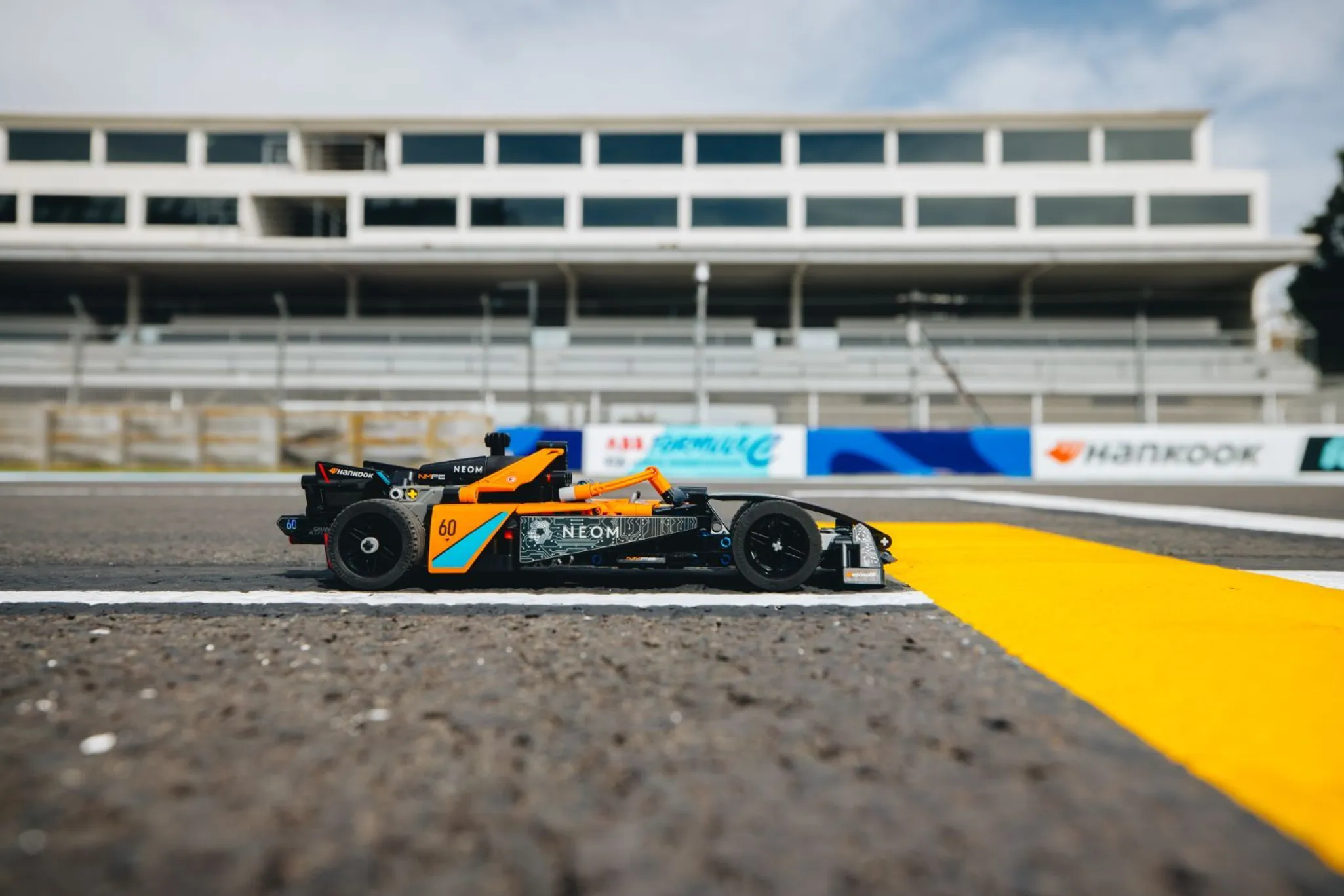 Wedstrijd win een LEGO® Technic NEOM McLaren Formula E wagen