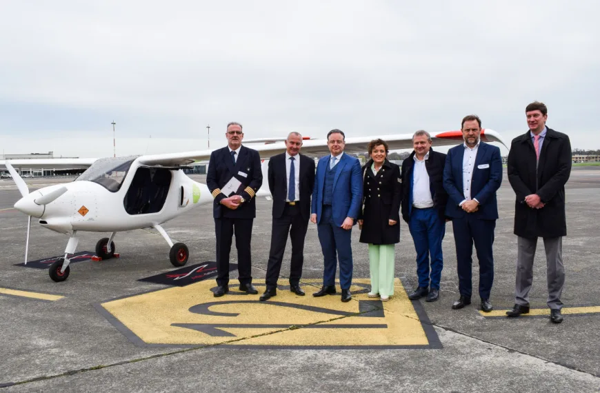 Minister voor mobiliteit Lydia Peeters en Antwerps burgemeester Bart Dewever poseren poseren voor de nieuwe elektrische vliegtugen (Pipistrel Velis Electro) van de ASL Group.