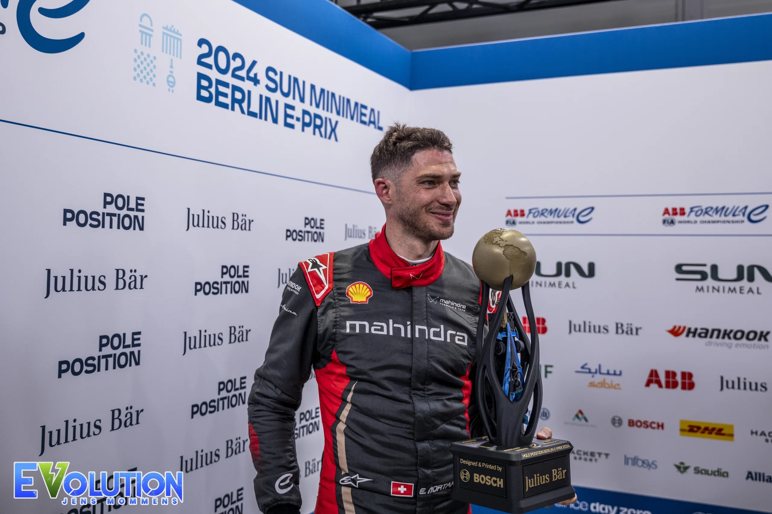 Edoardo Mortara (Mahindra) met de Julius Bär polepositie-trofee voor de 2024 Berlin E-Prix.
