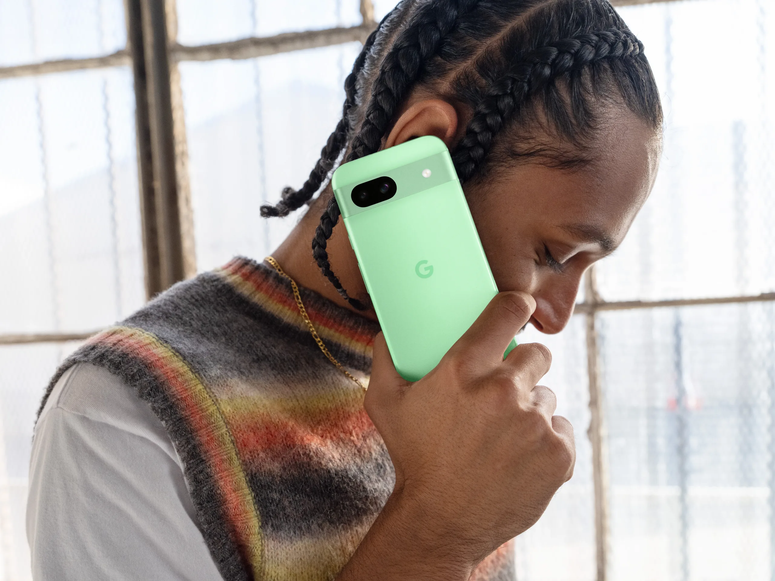 Google Pixel 8a in Aloë groen