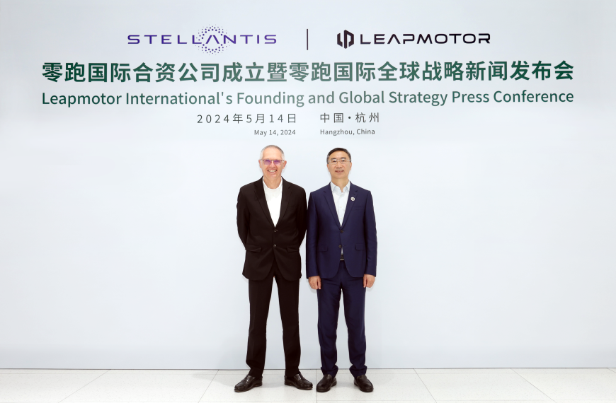 Stellantis CEO Carlos Tavares en Leapmotor oprichter, voorzitter en CEO Jiangming Zhu