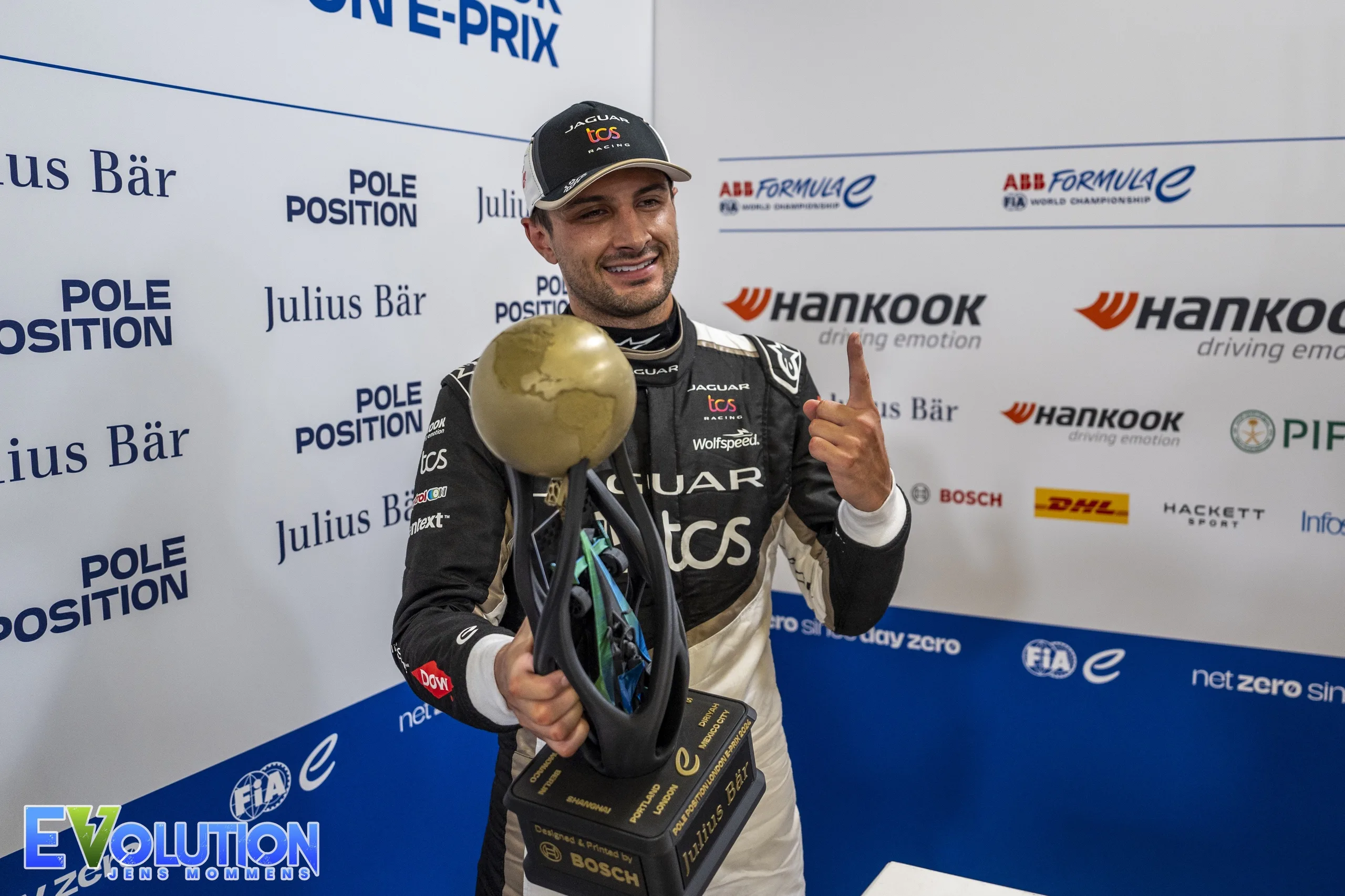 Mitch Evans (Jaguar TCS Racing) met de Julius Bär Pole Position throphy nadat hij de polepositie bemachtigt voor de 2024 London E-Prix.