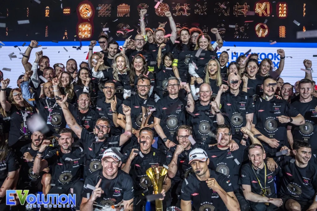 Jaguar TCS Racing viert de overwinning van het teamskampioenschap na afloop van de 2024 London E-Prix