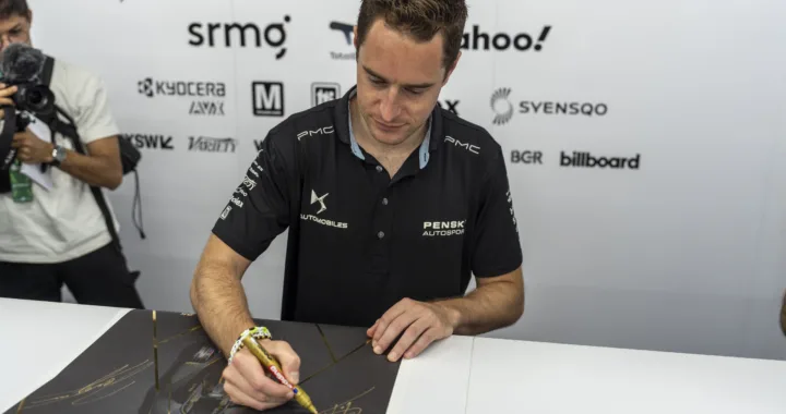 Stoffel Vandoorne (DS Penske) signeert de Limited Edition poster van Automobilist voor de wedstrijd van EV-oltuion en DS Performance