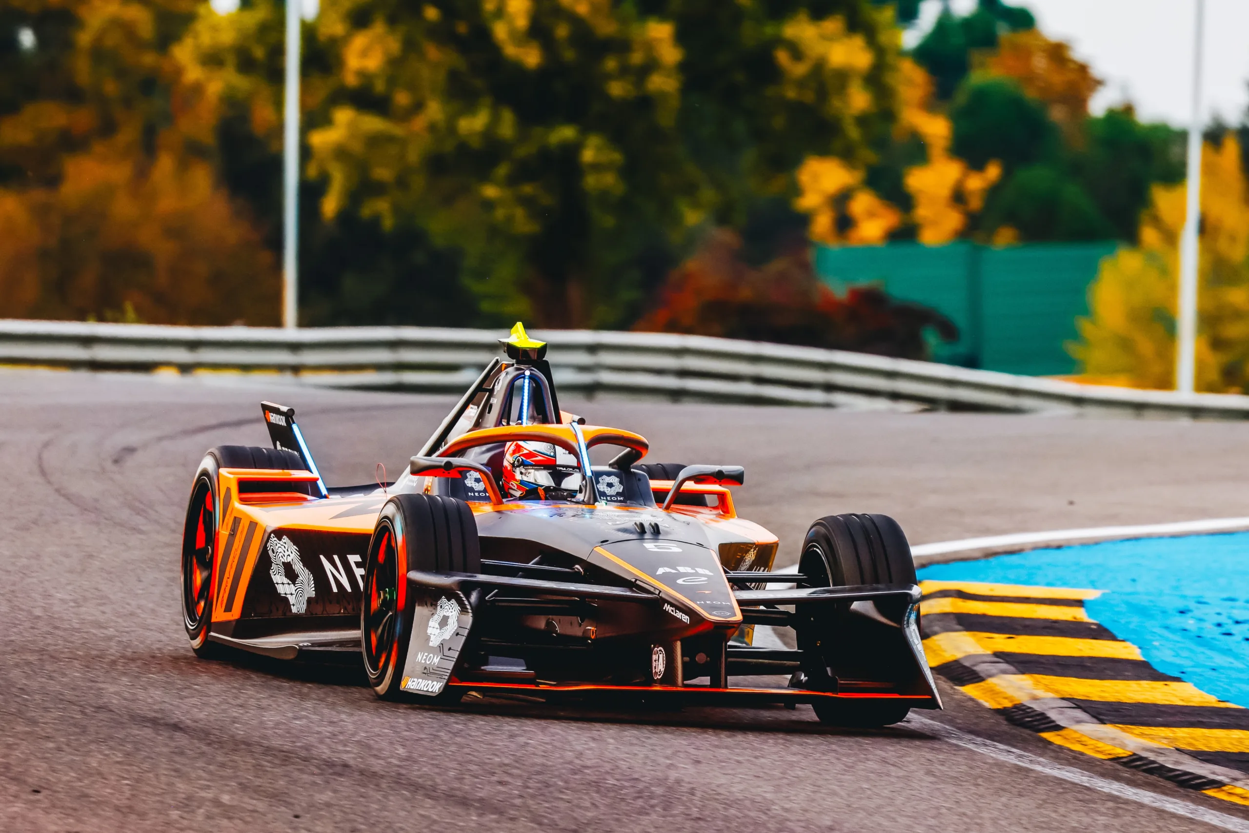 Jake Hughes (NEOM McLaren Formula E) zet de snelste tijd neer tijdens de tweede sessie van de officiële pre-season testweek in Madrid © McLaren