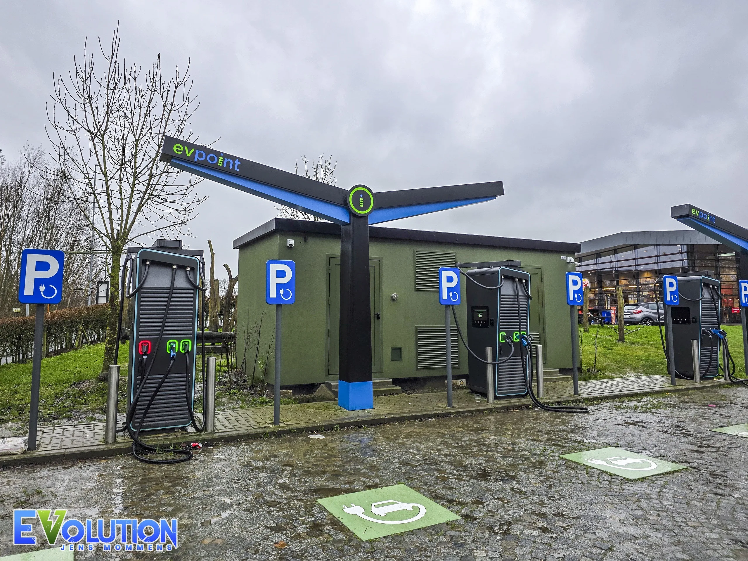 Defecte laadpalen van EV Point (EG Group) op de Esso snelwegparking in Drongen