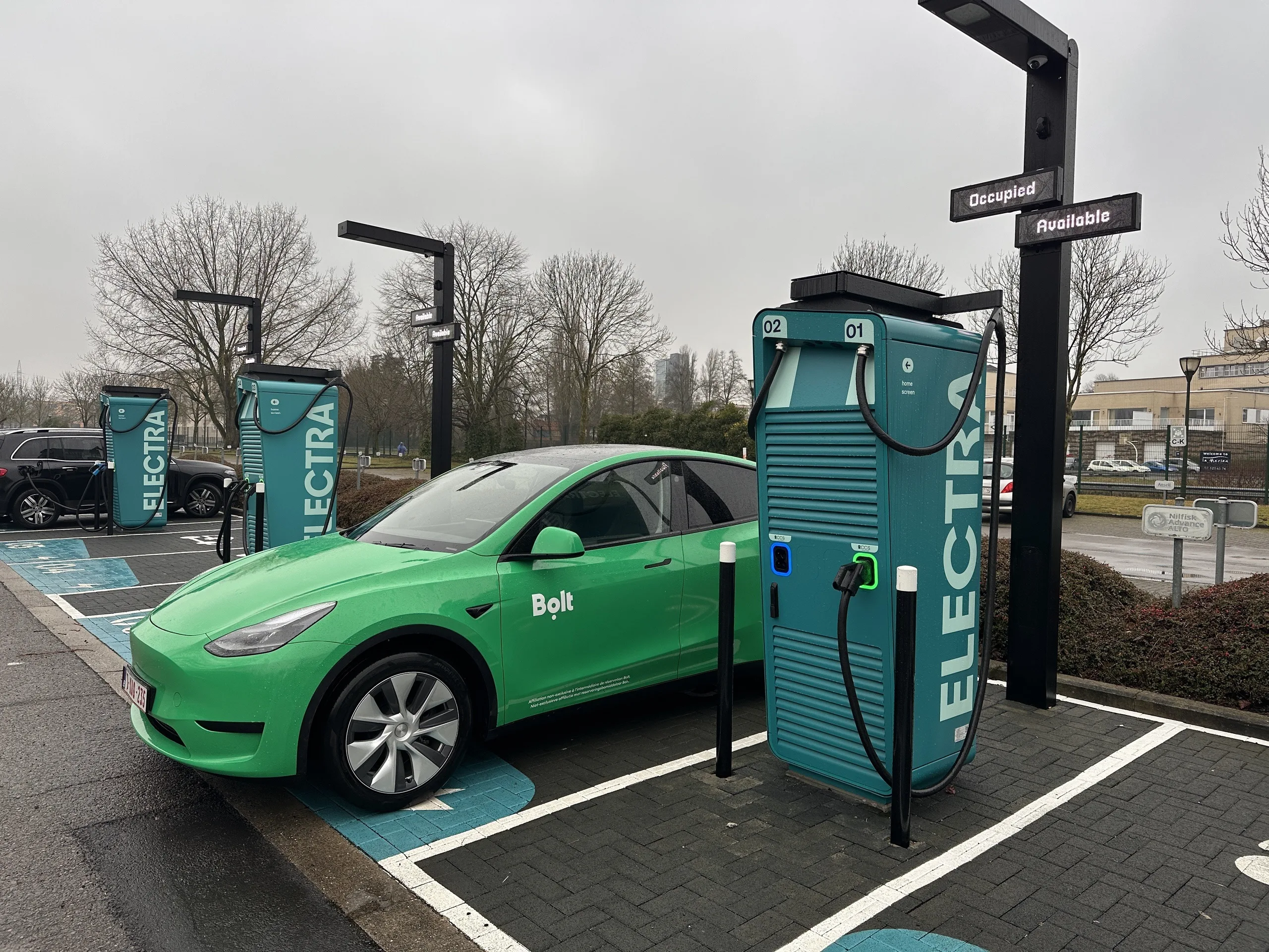 Elektrische wagen via deel-app Bolt bij een snellader van Electra