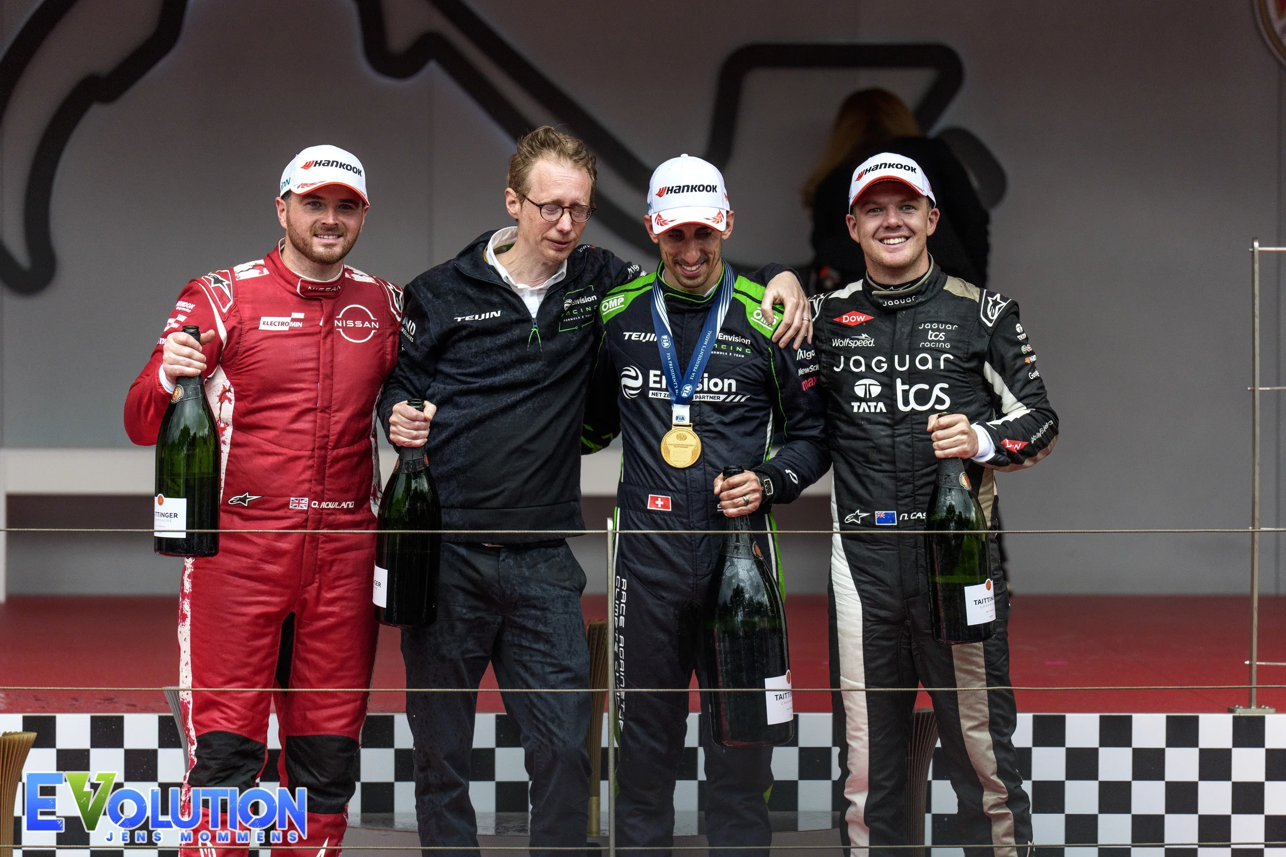 Oliver Rowland (Nissan Formula E Team), Sylvain Filippi (teambaas Envsion Racing), Sébastien Buemi (Envision Racing) en Nick Cassidy (Jaguar TCS Racing) op het podium voor de 2025 Monaco E-Prix.