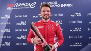Oliver Rowland (Nissan Formula E Team - NISMO) met de Julius Bär Poleposition trofee tijdens de 2025 Tokyo E-Prix © Formula E