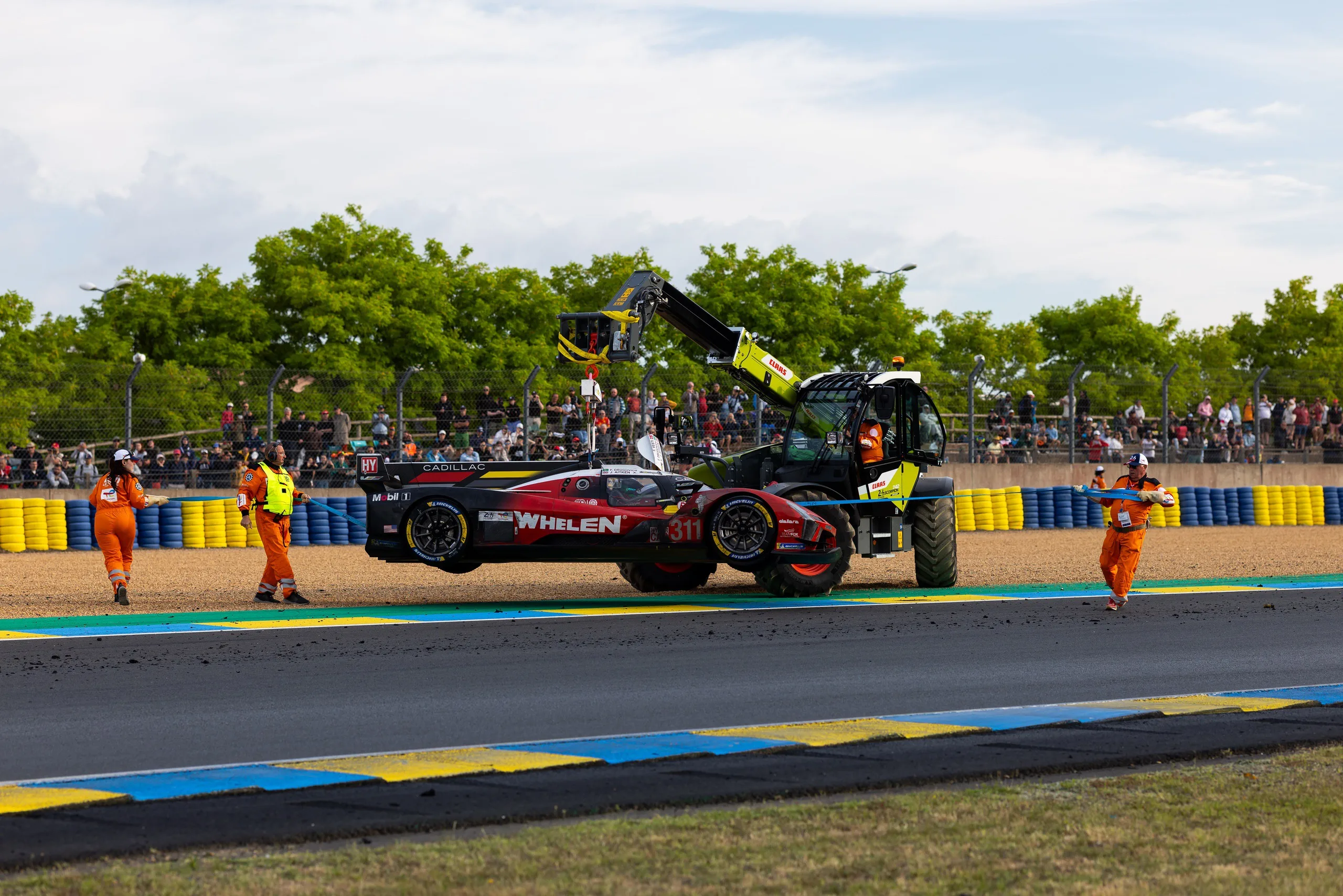 311 AITKEN Jack (gbr), DRUGOVICH Felipe (bra), VESTI Frederik (den), Cadillac Whelen, Cadillac V-Series.R, #311, Hypercar, action during the 24 Hours of Le Mans 2025, 4th round of the 2025 FIA World Endurance Championship, on June 15, 2025 on the Circuit des 24 Heures du Mans in Le Mans, France - Photo Javier Jimenez / DPPI