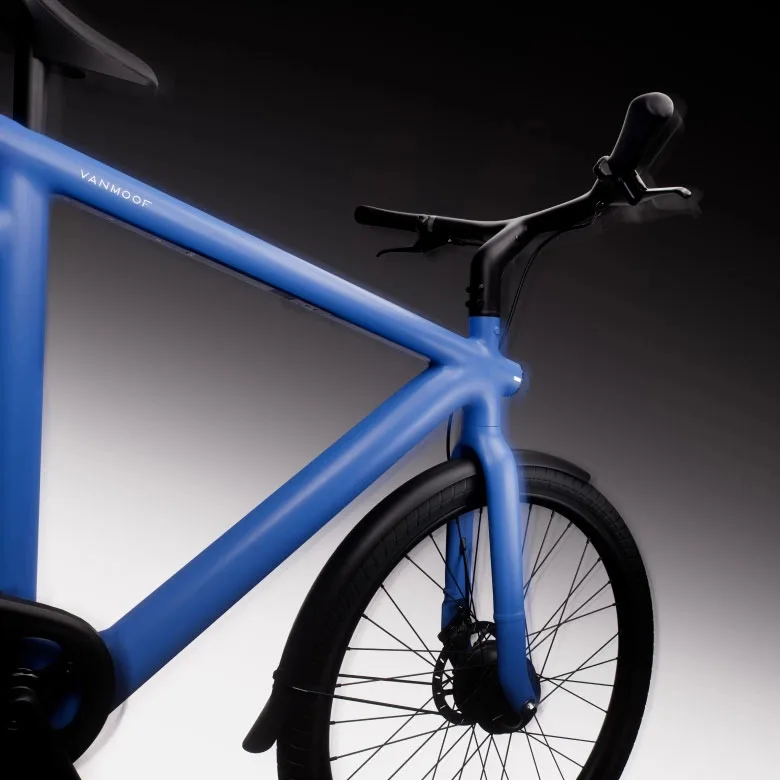 VanMoof S6 in electric blue