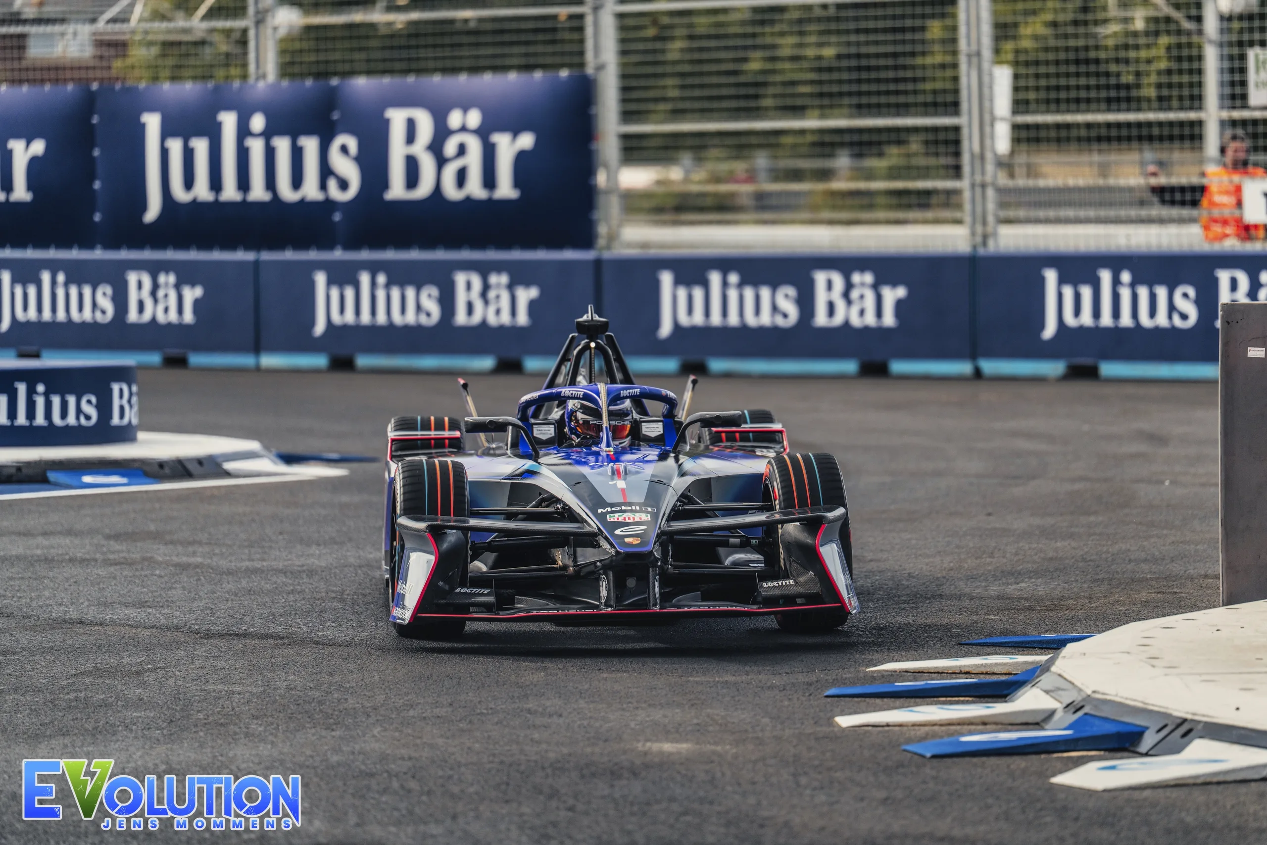 Pascal Wehrlein (TAG Heuer Porsche) zet de snelste tijd neer tijdens de eerste vrije training voor de 2025 London E-Prix © Jens Mommens / Momenol Images