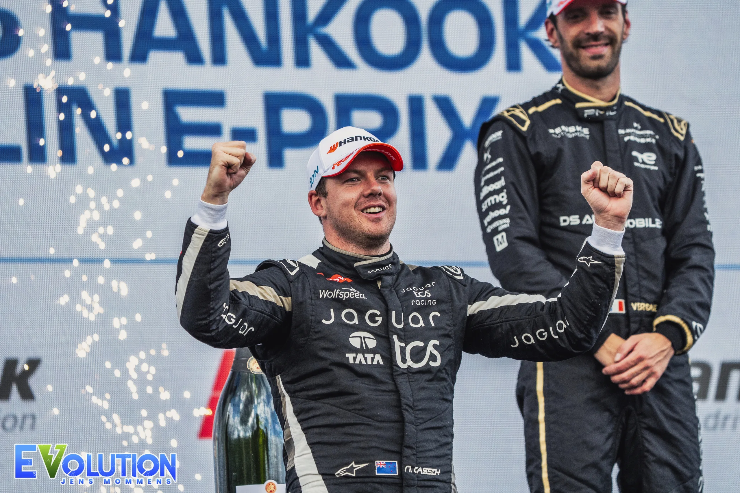 Nick Cassidy (Jaguar TCS Racing), winnaar van de Berlin E-Prix op zondag 13 juli samen op het podium met Jean-Éric Vergne (DS Penske) op het podium in Berlijn.