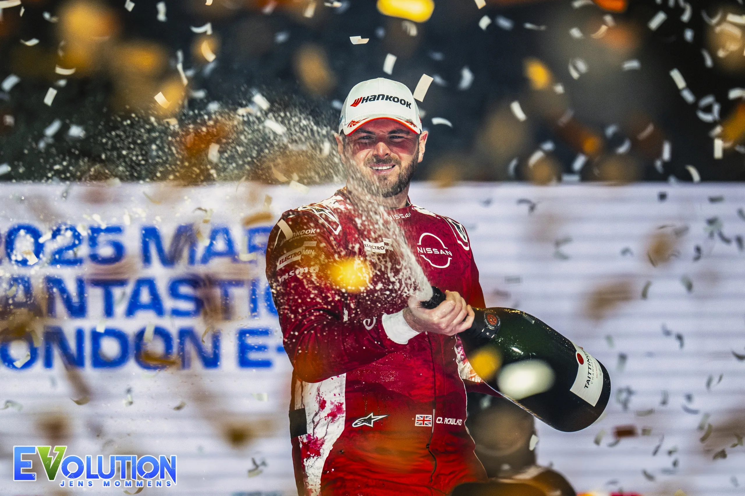 ABB FIA Formula E Wereldkampioen Oliver Rowland (Nissan Formula E Team) viert met de beker na afloop van de 2025 London E-Prix © Jens Mommens / Momenol Images