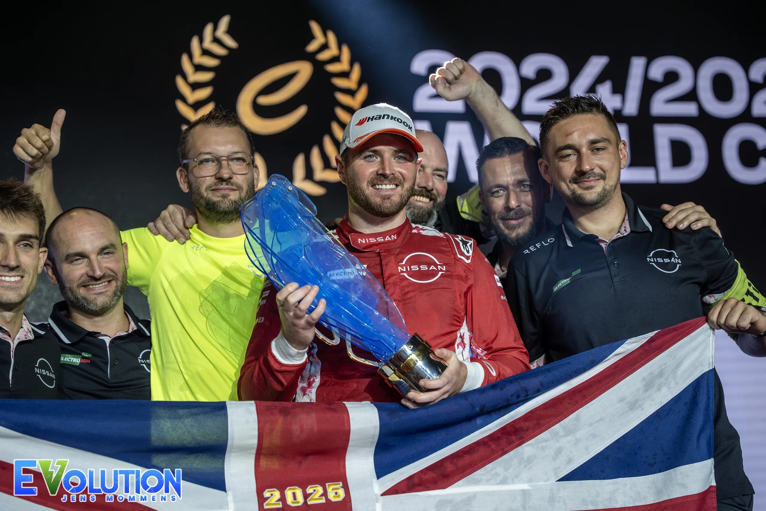 ABB FIA Formula E Wereldkampioen Oliver Rowland (Nissan Formula E Team) viert met de beker na afloop van de 2025 London E-Prix © Jens Mommens / Momenol Images