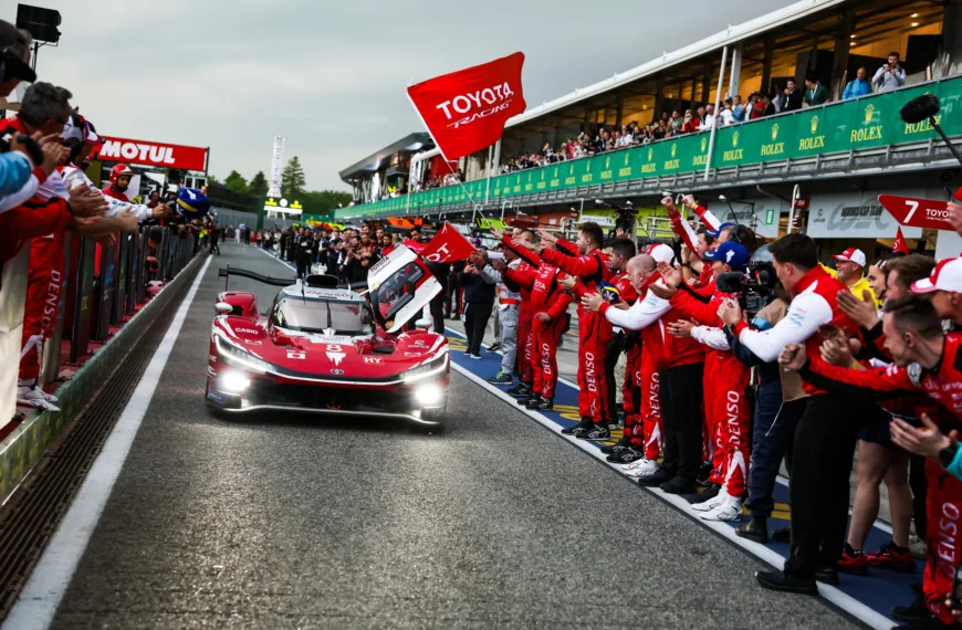 08 BUEMI Sébastien (swi), HARTLEY Brendon (nzl), HIRAKAWA Ryo (jpn), Toyota Racing, Toyota TR010 Hybrid #08, Hypercar, celebrating victory with the mechanic, mecanics in the pitlane during the 6 Hours of Imola 2026, 1st round of 2026 FIA World Endurance Championship, from April 16 to 19, 2026 on the Autodromo Enzo e Dino Ferrari in Imola, Italy - Photo Florent Gooden / DPPI