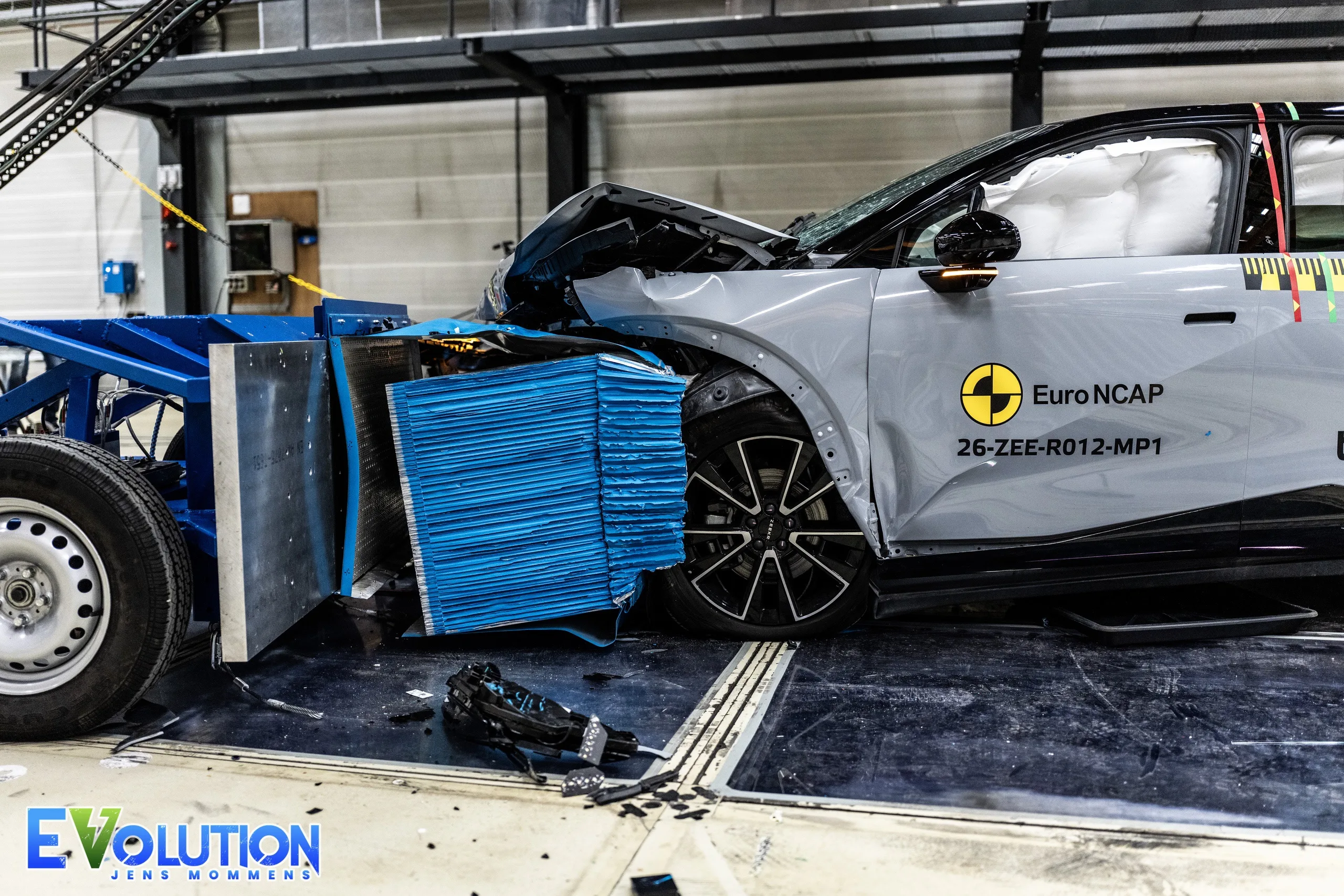 Euro NCAP test nieuwe muur tijdens crashtest met Zeekr X © Jens Mommens / Momenol Images