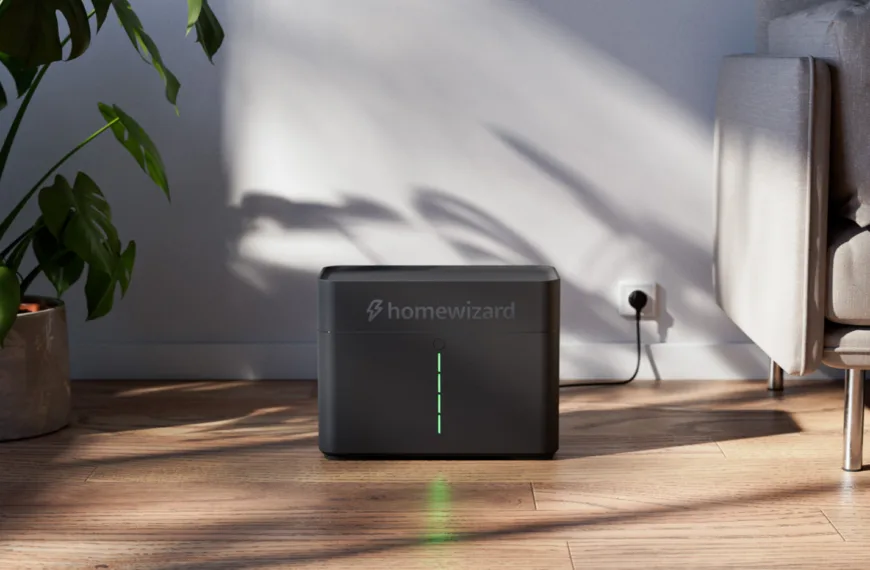 Review overzicht van de HomeWizard Plug-In Battery: dé plug-and-play oplossing voor energieopslag. Deze thuisbatterij en balkonbatterij met 2,7 kWh capaciteit en 800W vermogen dekt moeiteloos je sluipverbruik.