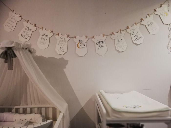 handletteren van rompertjes als versiering van de babykamer