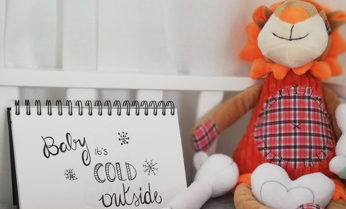 handletteren van mijlpaalkaarten: baby it's cold outside.