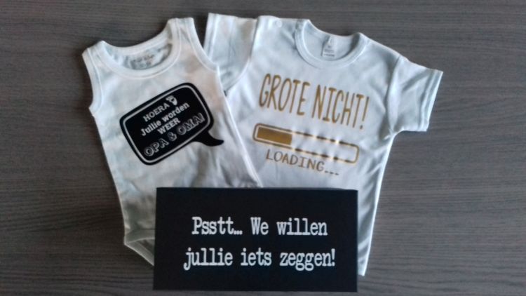 zwangerschap de aankondiging - rompertjes baby 'hoera jullie worden weer opa & oma' en 'grote nicht loading...'