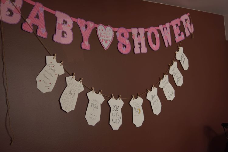 babyshower versiering en gehandletterde rompertjes