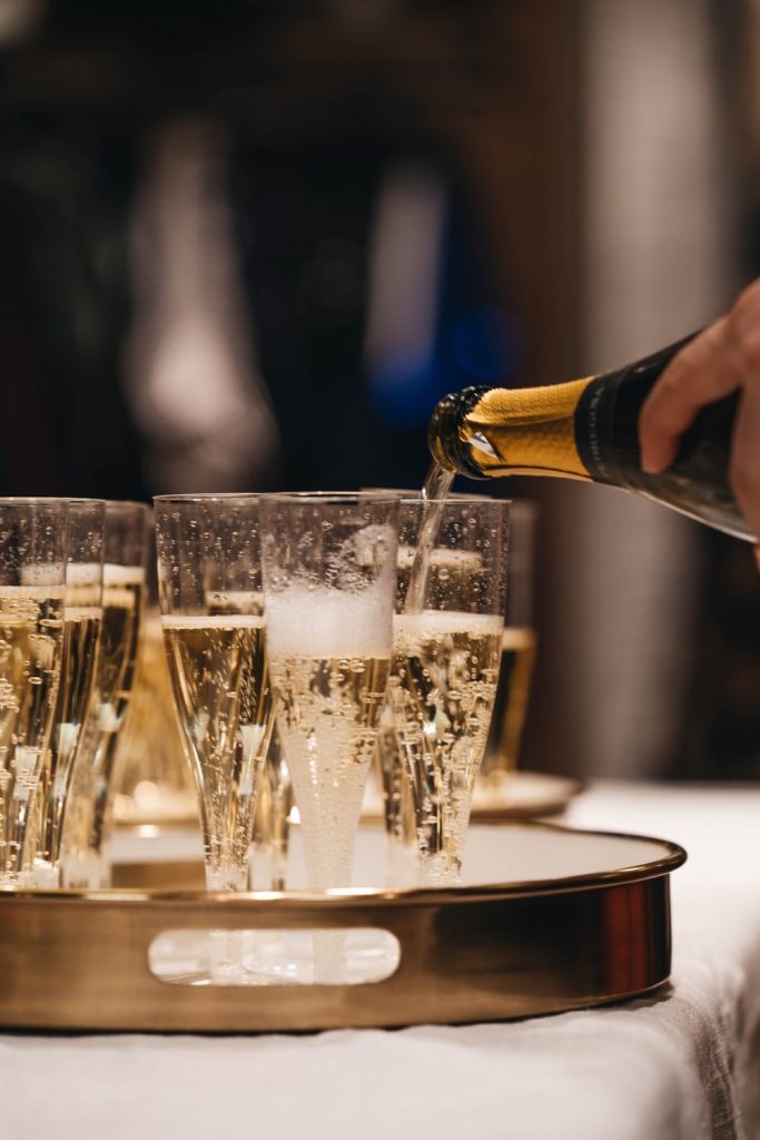 kraambezoek of babyborrel: de champagne is must