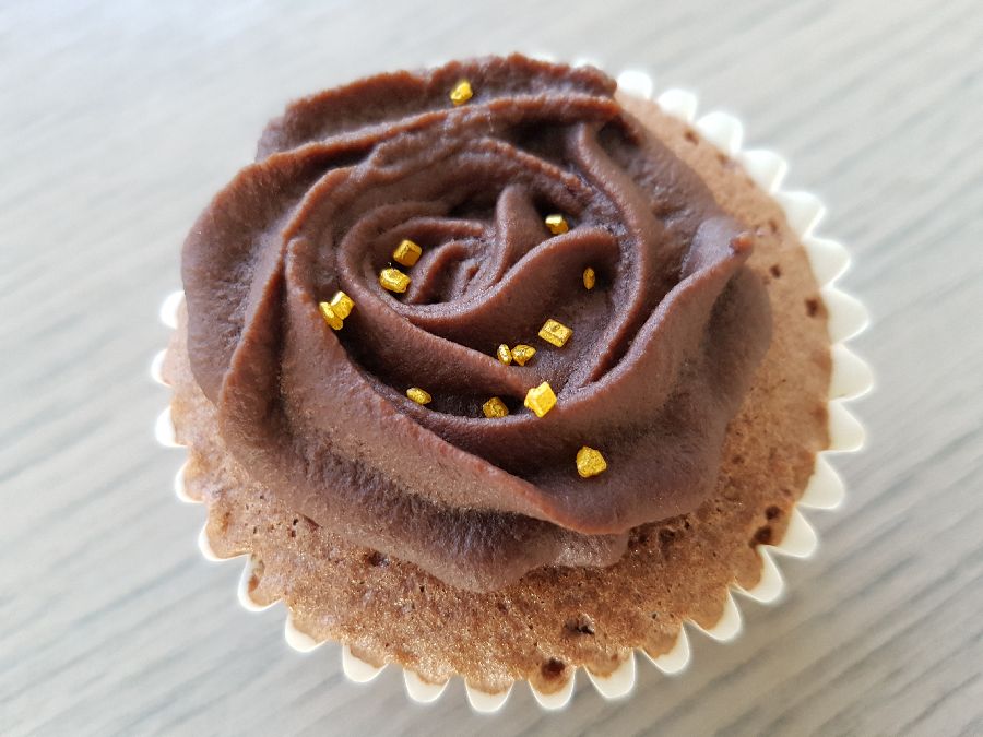 chocolade cupcake met chocoladeglazuur en gouden suikerdecoratie