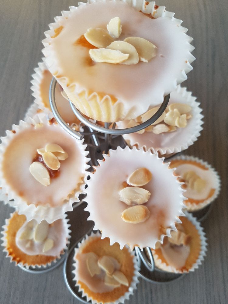 frangipane cupcakes uitgestald op etagère van boven bekeken