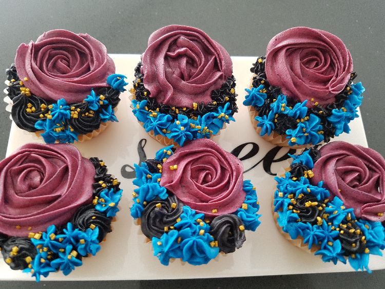 cupcakes bloemen met paarse, zwarte en blauwe botercrème