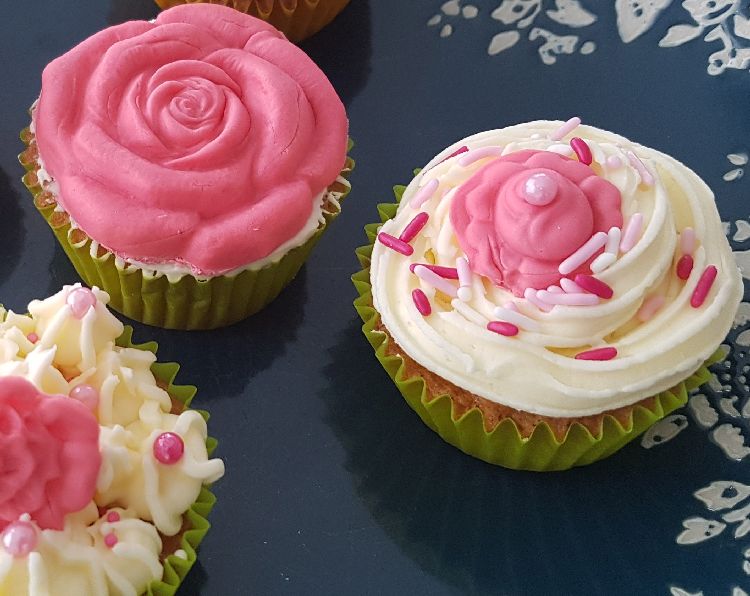 cupcakes voor moederdag met roze botercrème in de vorm van een bloem