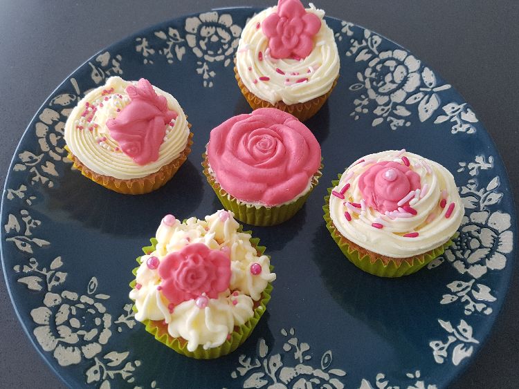 cupcakes voor moederdag met roze en witte botercrème