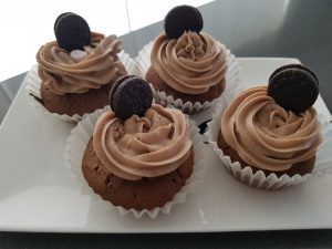 oreo cupcakes gedecoreerd met botercrème en oreo koekje