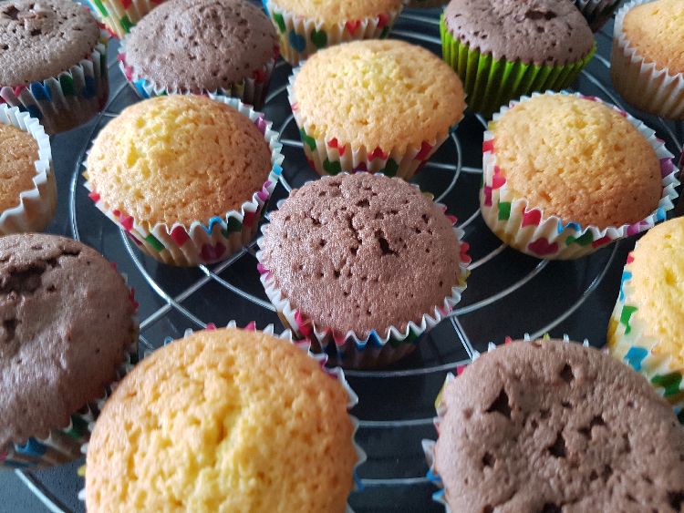 vanille en chocolade cupcakes als basis voor deze verjaardagscupcakes