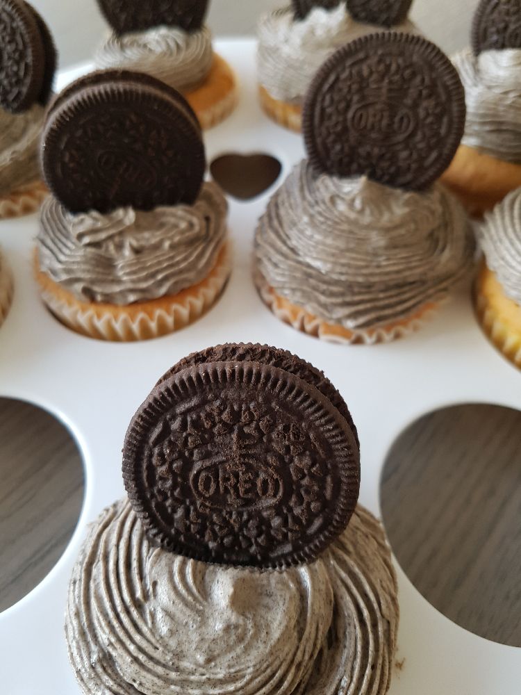 Swiss meringue botercrème in oreo cupcakes