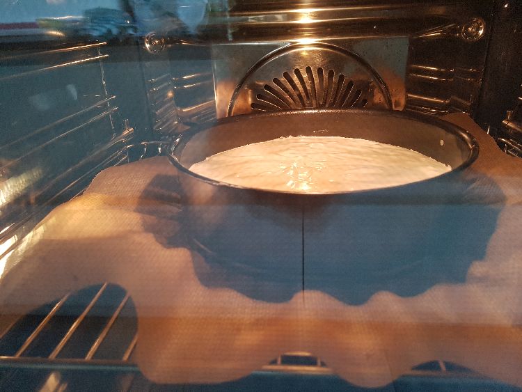 verjaardagstaart aan het bakken in de oven.