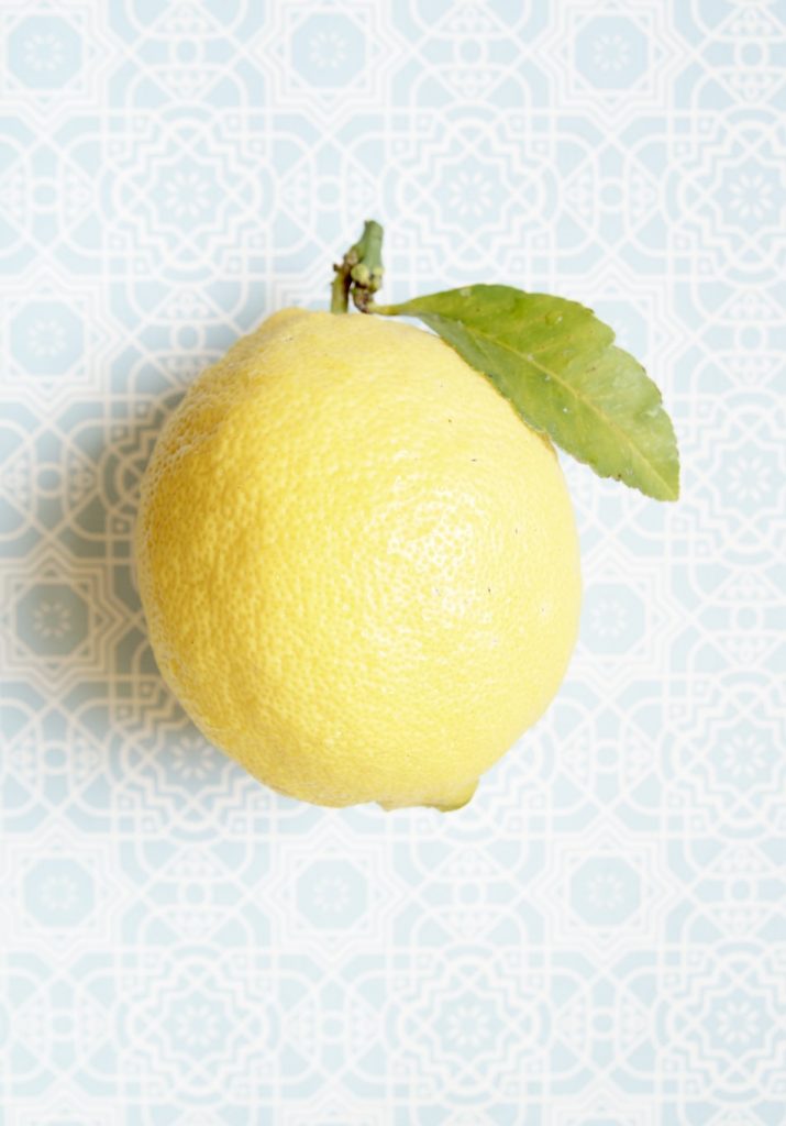 afbeelding citroen met blauwe achtergrond
