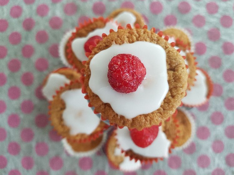 frambozen cupcakes op houder