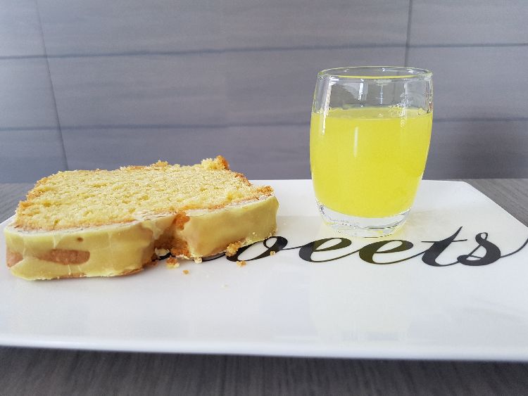 limoncello cake - plakje met glaasje